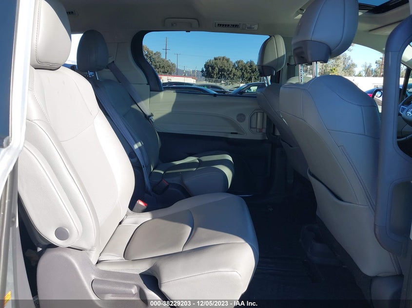VIN 5TDYRKEC9MS062930 2021 TOYOTA SIENNA XLE