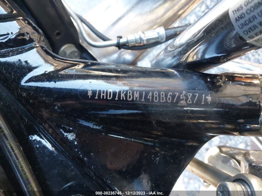 2011 HARLEY-DAVIDSON FLHX - 1HD1KBM14BB675871