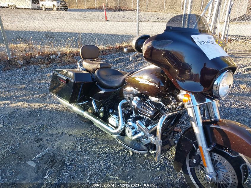 2011 HARLEY-DAVIDSON FLHX - 1HD1KBM14BB675871