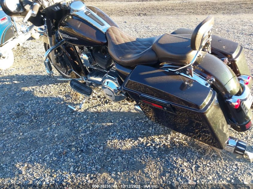 2011 HARLEY-DAVIDSON FLHX - 1HD1KBM14BB675871