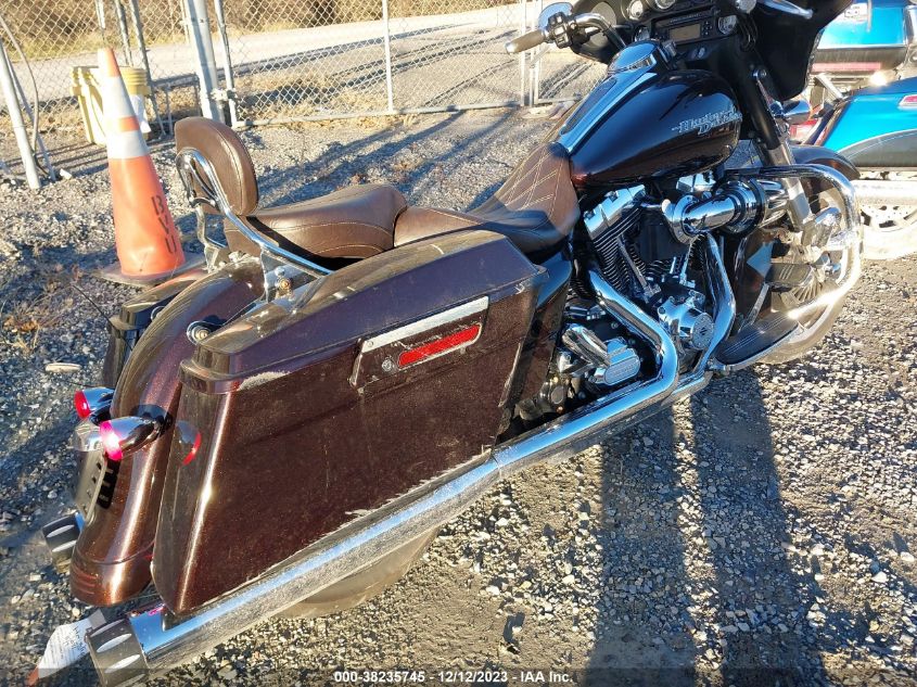 2011 HARLEY-DAVIDSON FLHX - 1HD1KBM14BB675871