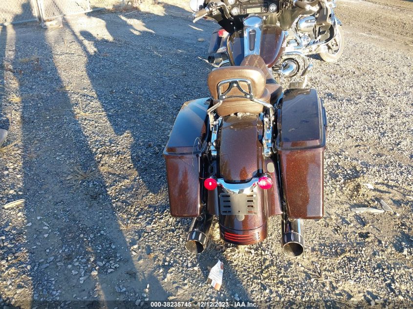 2011 HARLEY-DAVIDSON FLHX - 1HD1KBM14BB675871