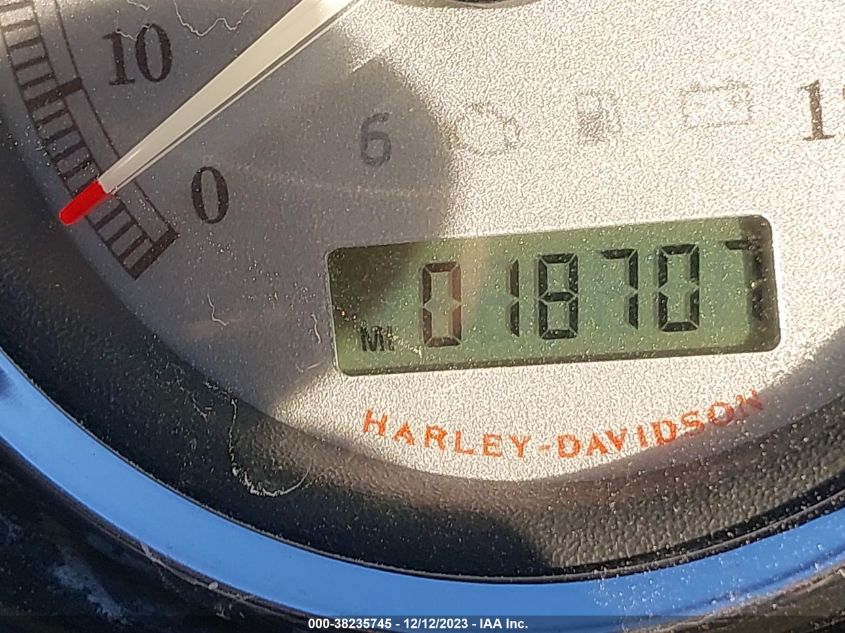 2011 HARLEY-DAVIDSON FLHX - 1HD1KBM14BB675871