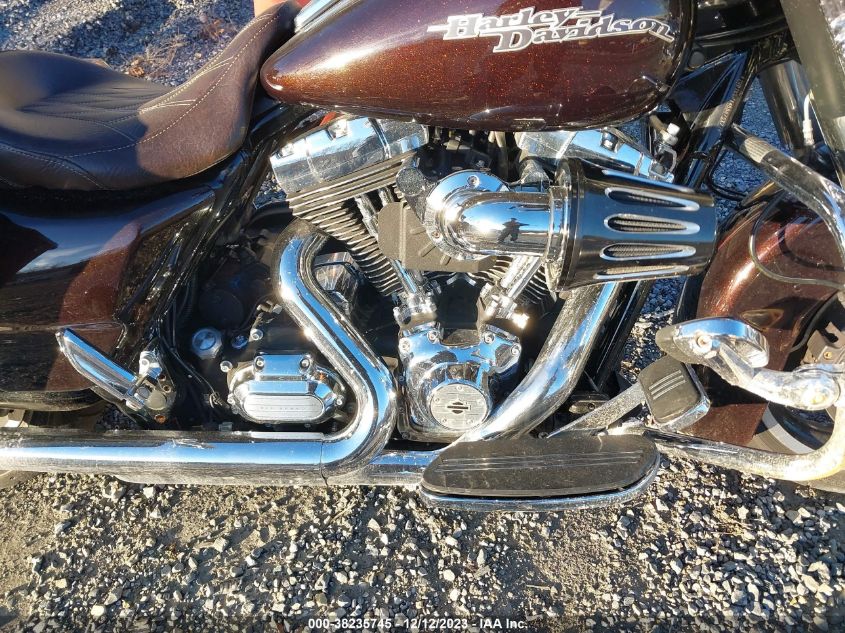 2011 HARLEY-DAVIDSON FLHX - 1HD1KBM14BB675871