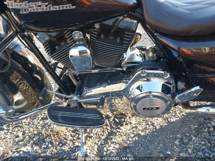 2011 HARLEY-DAVIDSON FLHX - 1HD1KBM14BB675871
