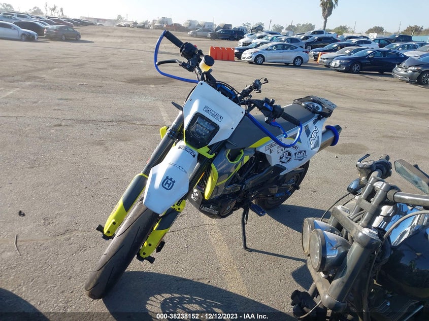 VIN VBKUSV40XNM736204 2022 HUSQVARNA SUPERMOTO 701