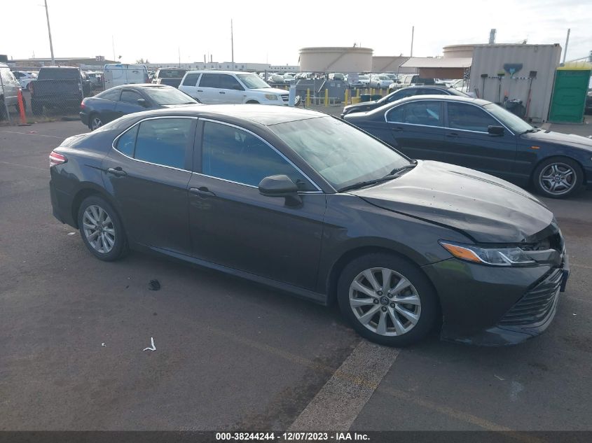 4T1B11HK5JU538667 TOYOTA CAMRY LE/XLE 2018