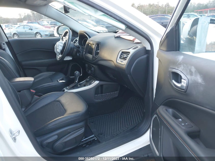 VIN 3C4NJDBB6KT593832 2019 JEEP COMPASS LATITUDE 4X4