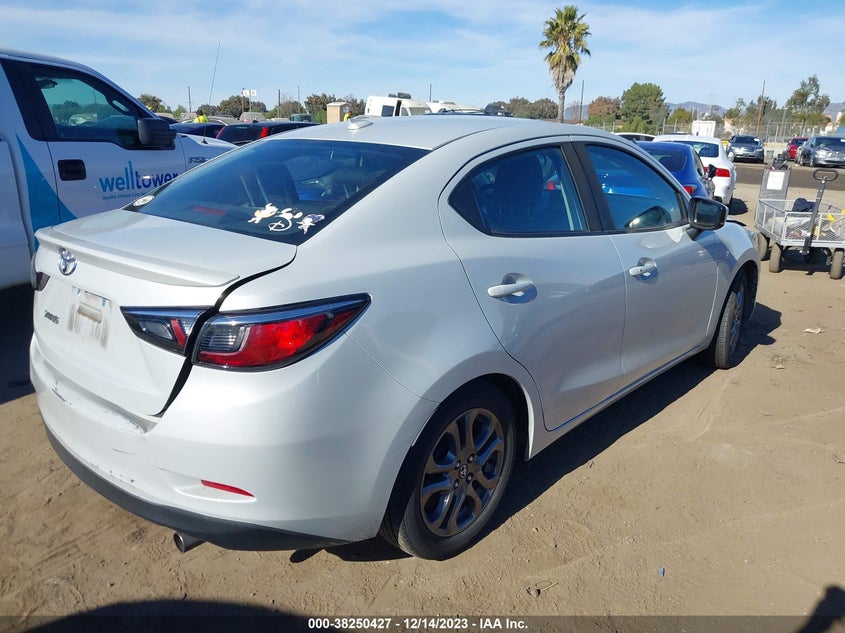 VIN 3MYDLBYV5KY511637 2019 TOYOTA YARIS L/LE/XLE
