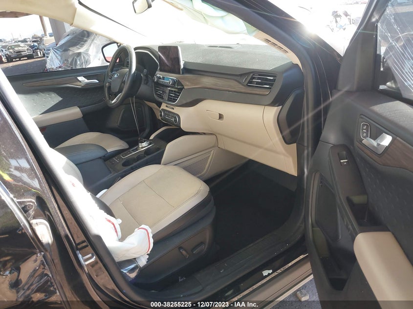 VIN 1FMCU9J97LUB24956 2020 FORD ESCAPE TITANIUM