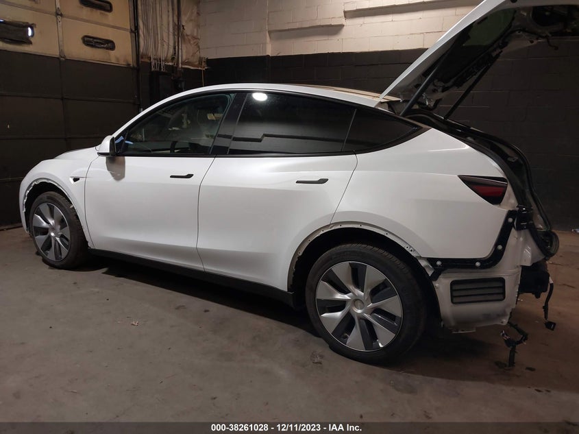 VIN 7SAYGDEE9PA117646 2023 TESLA MODEL Y