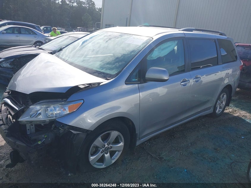 VIN 5TDKZ3DC8JS943577 2018 TOYOTA SIENNA LE