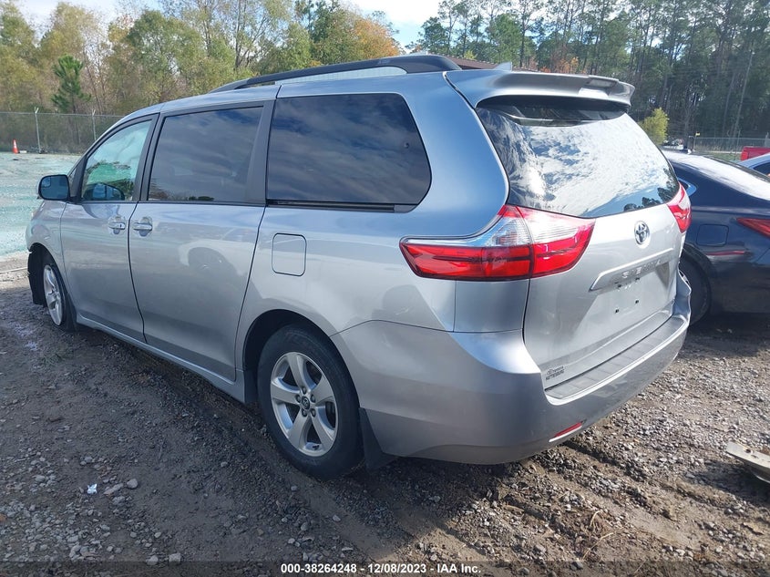 VIN 5TDKZ3DC8JS943577 2018 TOYOTA SIENNA LE