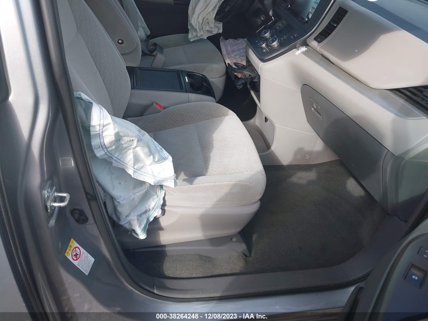 VIN 5TDKZ3DC8JS943577 2018 TOYOTA SIENNA LE