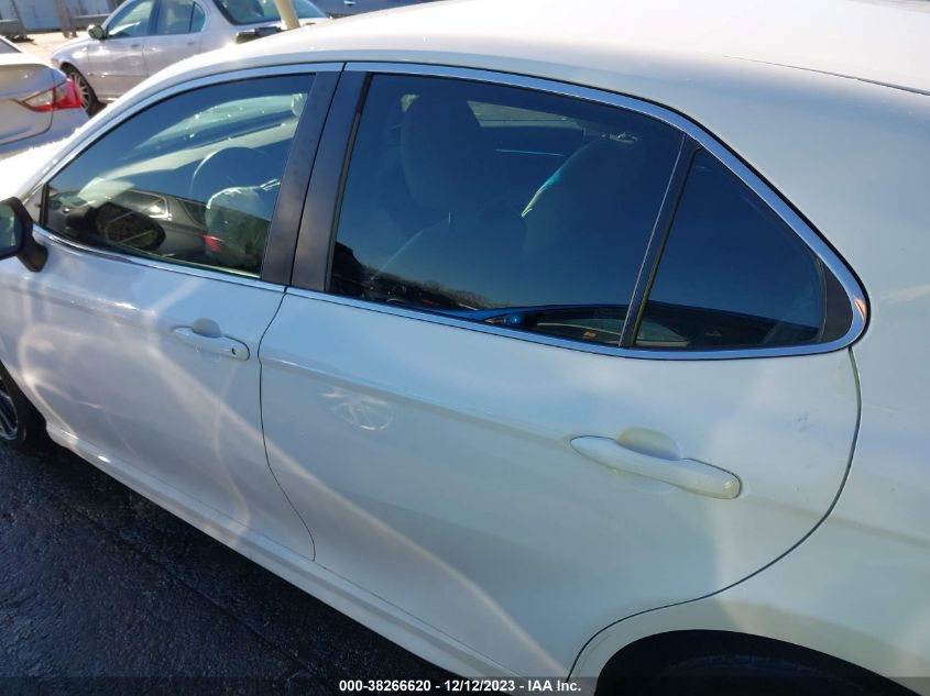 2018 TOYOTA CAMRY SE - 4T1B11HKXJU569736