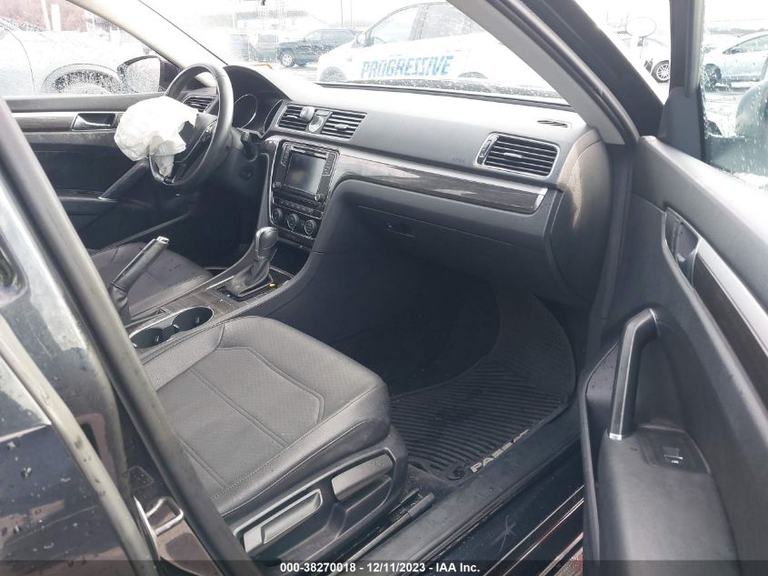 2017 VOLKSWAGEN PASSAT SE - 1VWBT7A38HC022501