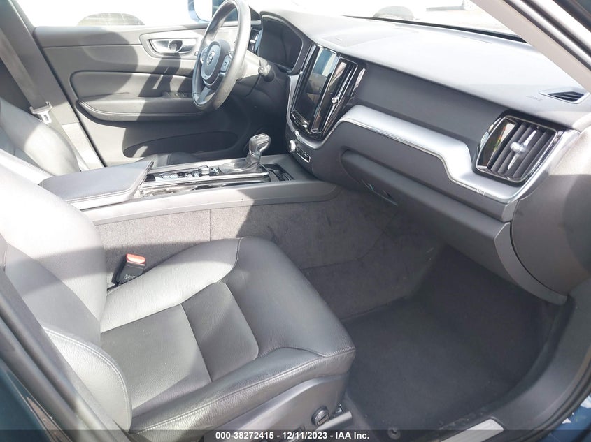 VIN YV4102DK7L1421902 2020 VOLVO XC60 T5 MOMENTUM