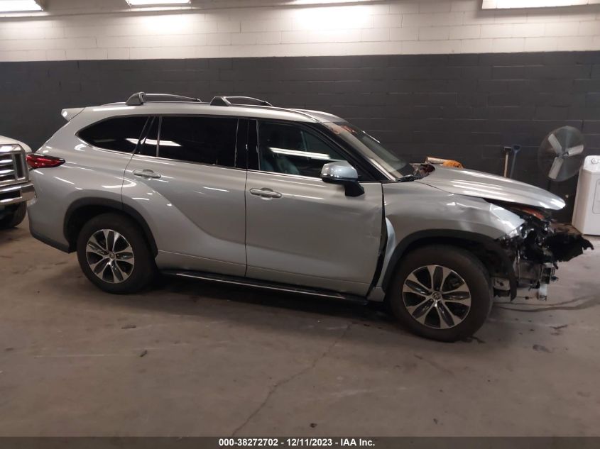 2021 TOYOTA HIGHLANDER XLE - 5TDGZRAH7MS039135
