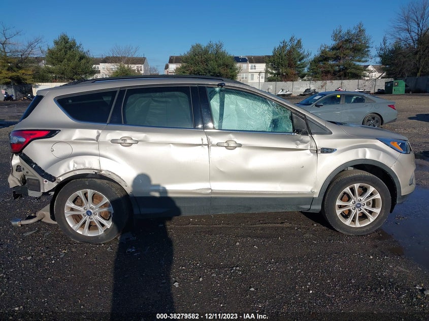 VIN 1FMCU0GD5JUD33651 2018 FORD ESCAPE SE