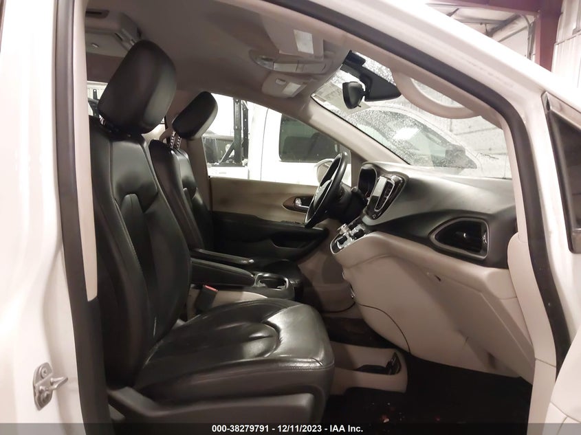 VIN 2C4RC1BG9HR809822 2017 CHRYSLER PACIFICA TOURING L