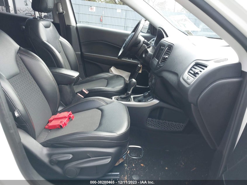 VIN 3C4NJDBB3KT760955 2019 JEEP COMPASS LATITUDE 4X4
