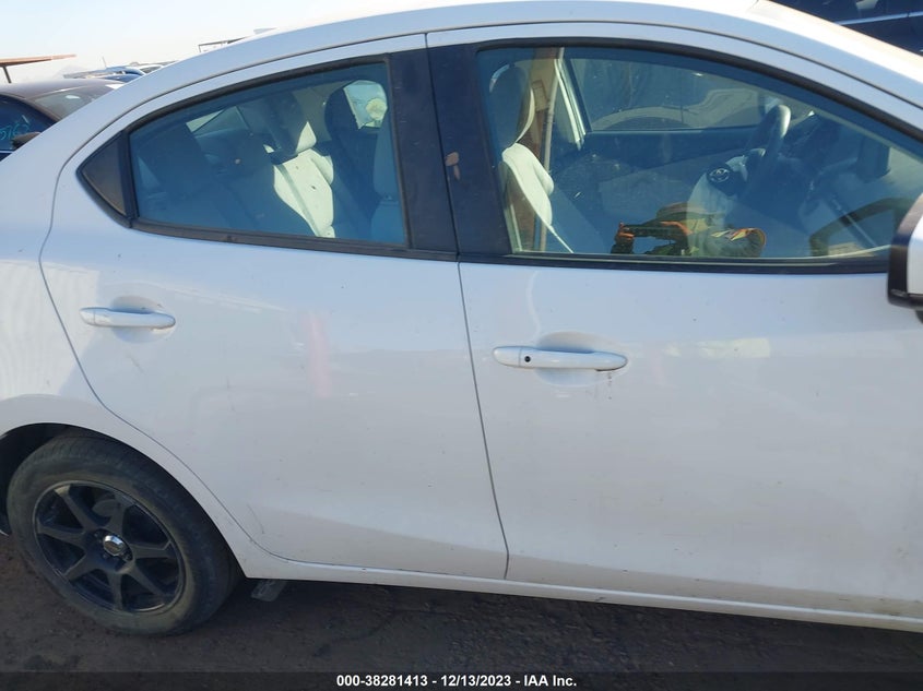 VIN 3MYDLBYV9KY526352 2019 TOYOTA YARIS L/LE/XLE