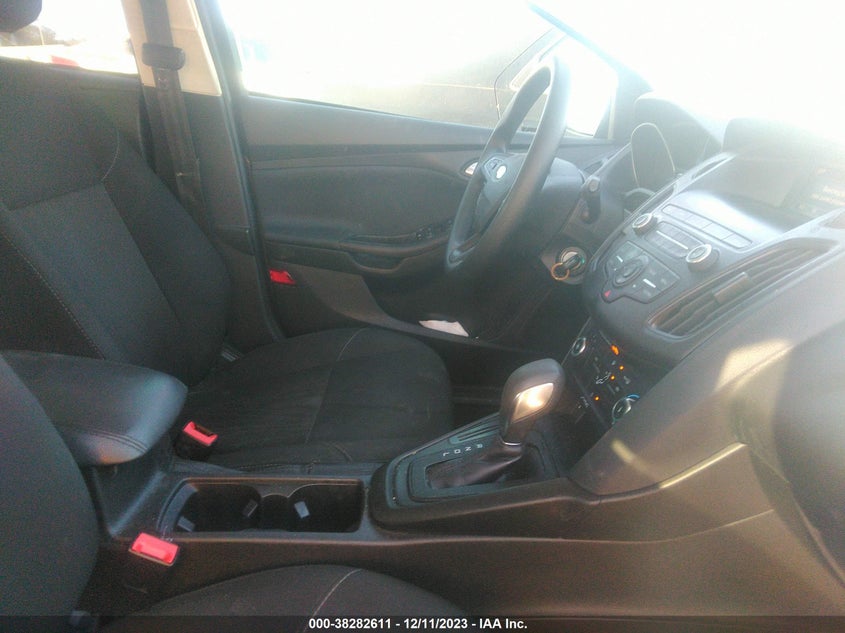 VIN 1FADP3K28JL302221 2018 FORD FOCUS SE