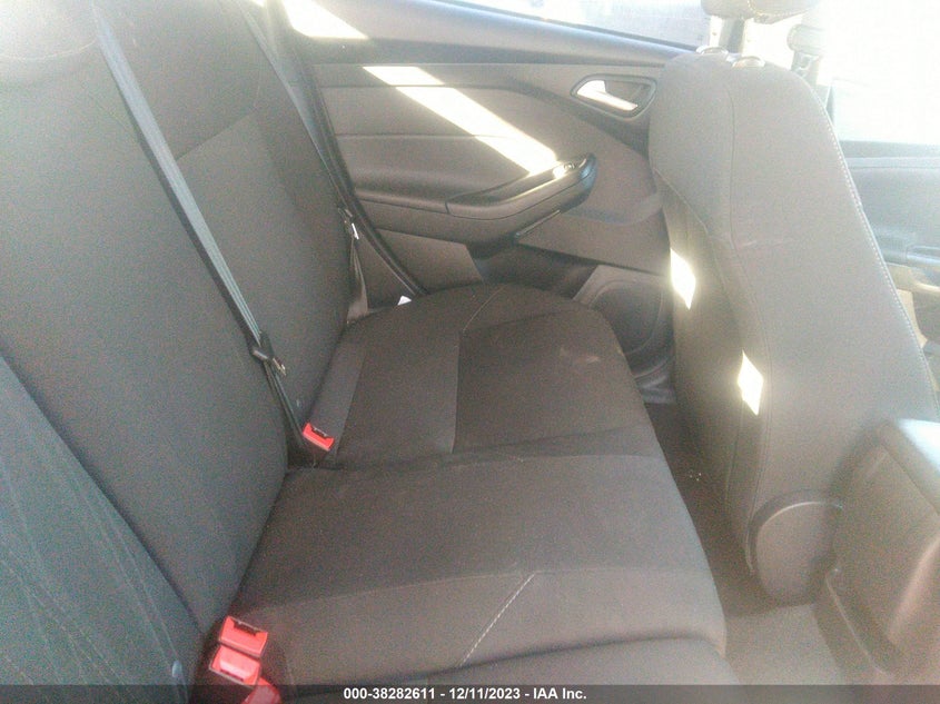 VIN 1FADP3K28JL302221 2018 FORD FOCUS SE