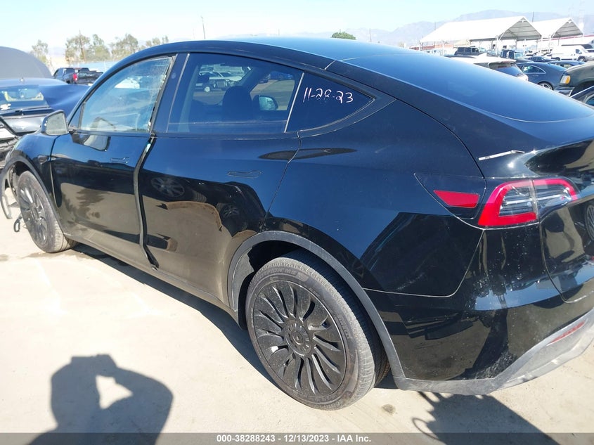 VIN 7SAYGDEE7PA143727 2023 TESLA MODEL Y