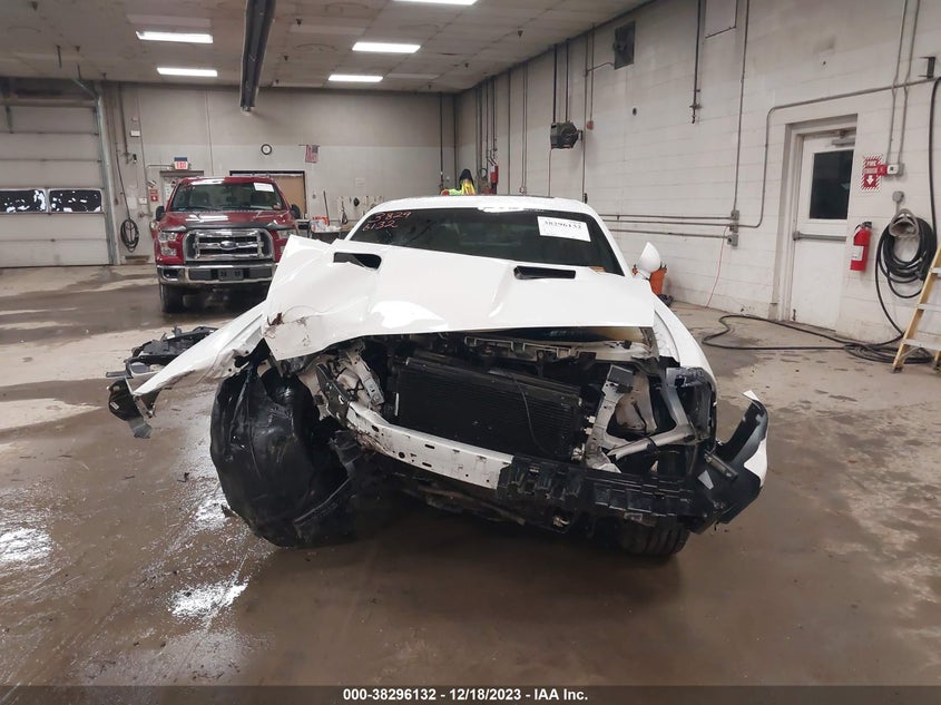 VIN 2C3CDZGGXJH205609 2018 DODGE CHALLENGER GT AWD