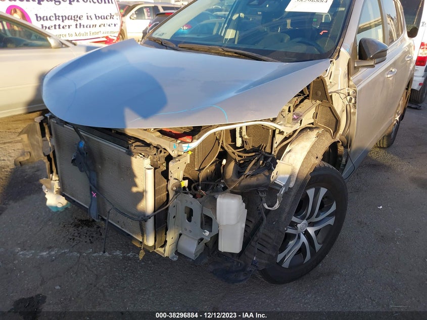 VIN JTMZFREV2JJ172766 2018 TOYOTA RAV4 LE