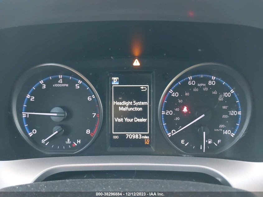 VIN JTMZFREV2JJ172766 2018 TOYOTA RAV4 LE
