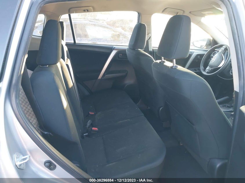 VIN JTMZFREV2JJ172766 2018 TOYOTA RAV4 LE