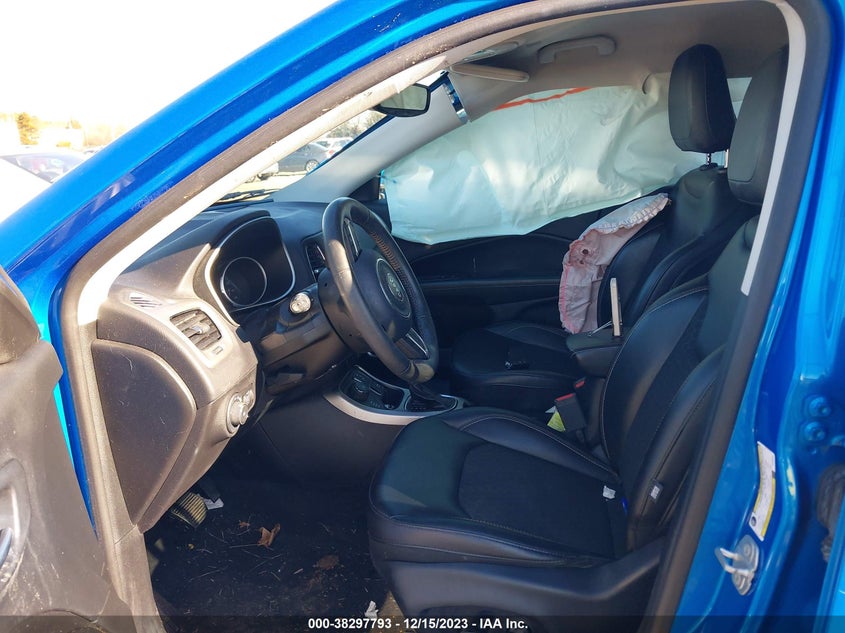 VIN 3C4NJDBB0KT593454 2019 JEEP COMPASS LATITUDE