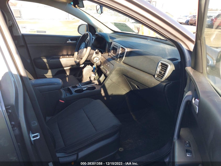 VIN KNDPMCAC4K7552219 2019 KIA SPORTAGE LX