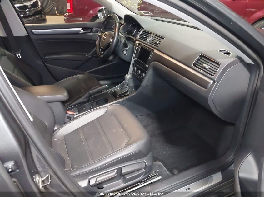 2017 VOLKSWAGEN PASSAT 1.8T R-LINE - 1VWDT7A30HC044775