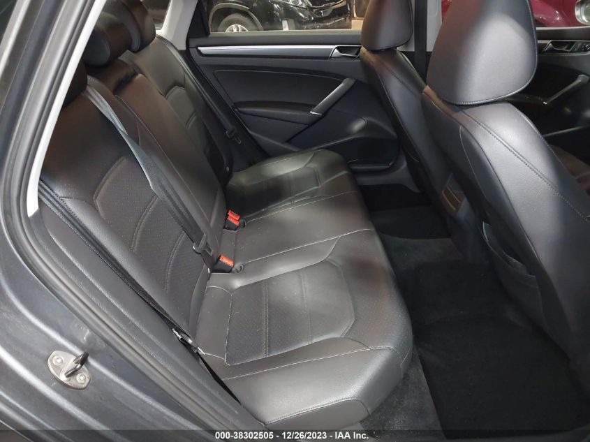 2017 VOLKSWAGEN PASSAT 1.8T R-LINE - 1VWDT7A30HC044775