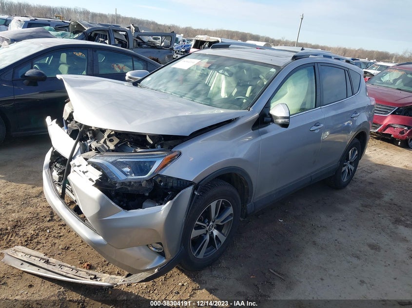 VIN JTMRFREV8JD242365 2018 TOYOTA RAV4 XLE