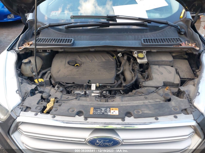 VIN 1FMCU9GD8HUC82208 2017 FORD ESCAPE SE