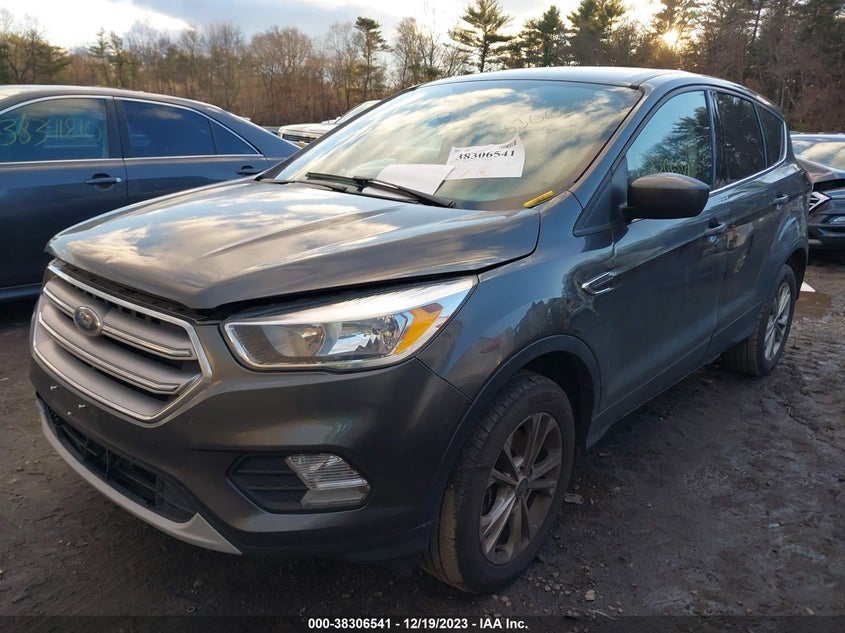 VIN 1FMCU9GD8HUC82208 2017 FORD ESCAPE SE
