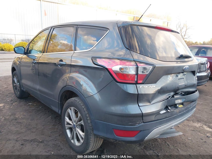 VIN 1FMCU9GD8HUC82208 2017 FORD ESCAPE SE