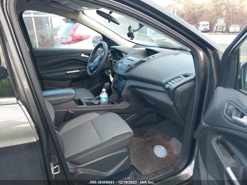 VIN 1FMCU9GD8HUC82208 2017 FORD ESCAPE SE