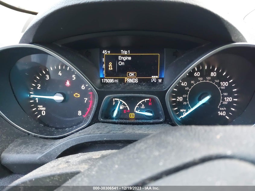 VIN 1FMCU9GD8HUC82208 2017 FORD ESCAPE SE