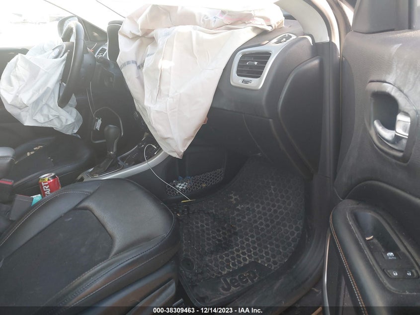 VIN 3C4NJDBB1JT366093 2018 JEEP COMPASS LATITUDE 4X4