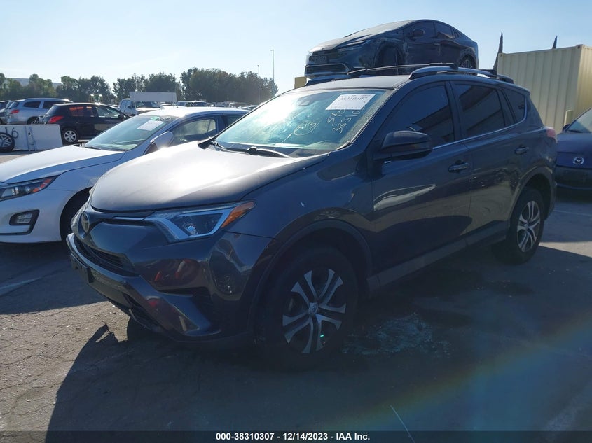 VIN JTMZFREVXJJ727642 2018 TOYOTA RAV4 LE