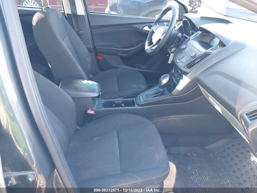 VIN 1FADP3FE7JL331777 2018 FORD FOCUS SE