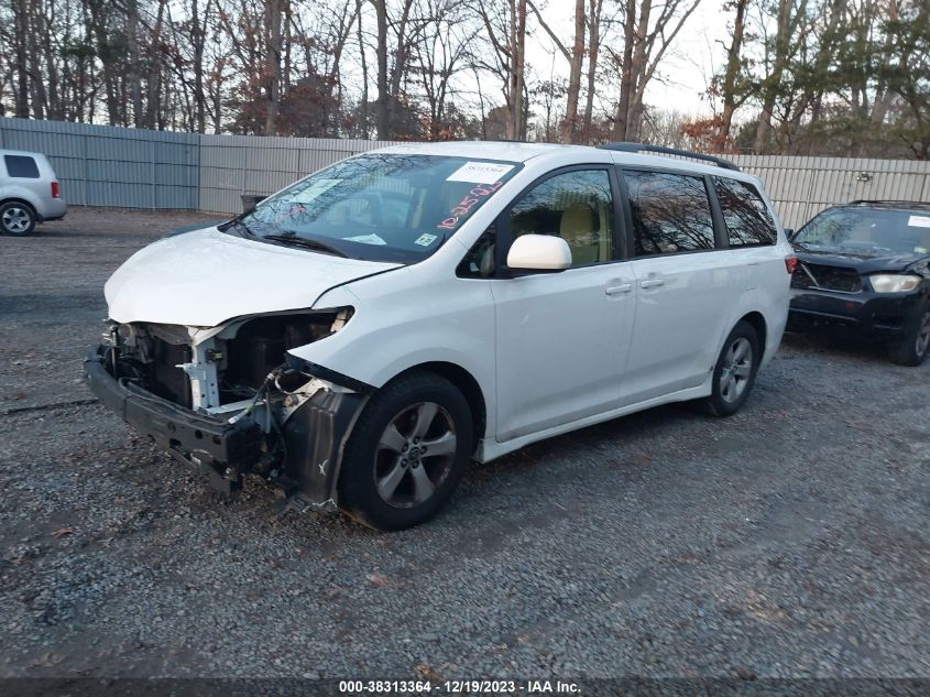 5TDKZ3DC8JS910921 2018 TOYOTA SIENNA, photo no. 2