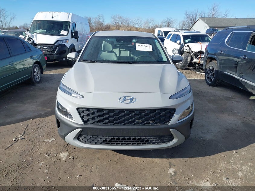 VIN KM8K22AB7NU770609 2022 HYUNDAI KONA SE