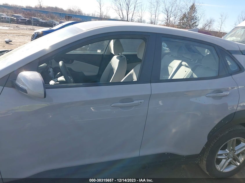 VIN KM8K22AB7NU770609 2022 HYUNDAI KONA SE