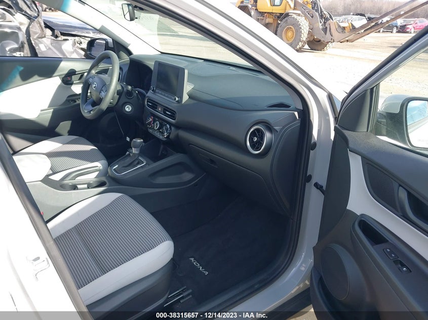 VIN KM8K22AB7NU770609 2022 HYUNDAI KONA SE